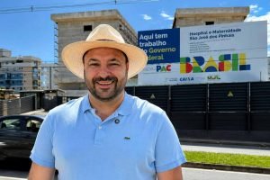 Geraldo Mendes em frente à obra do novo hospital e maternidade de São José dos Pinhais: uma das conquistas do primeiro mandato
