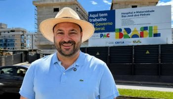 Geraldo Mendes em frente à obra do novo hospital e maternidade de São José dos Pinhais: uma das conquistas do primeiro mandato