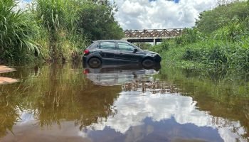 Volkswagen Gol sai da pista e cai em córrego no Ecopark Oeste