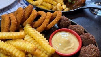 The American Way Cafe amplia happy hour com clima americano, oferecendo drinks e petiscos