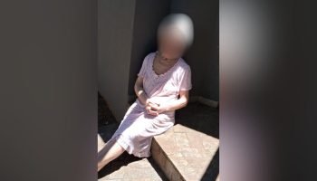 Idosa é encontrada com sangramento fora de casa após ser deixada de “castigo” pela família