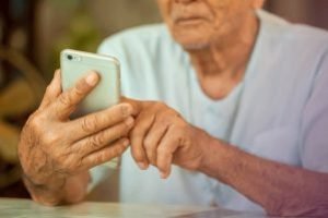 idoso-com-celular-300x199-1