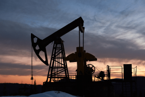 Petróleo dispara e beira US$ 100 após retomada de confrontos entre Israel e Irã
