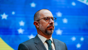 A imagem mostra o ministro da CGU em gravação para o programa Bom dia, ministro.