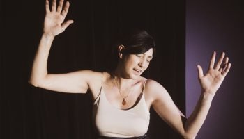 Vida Santos apresenta monólogo intimista no Miniauditório do Teatro Guaíra