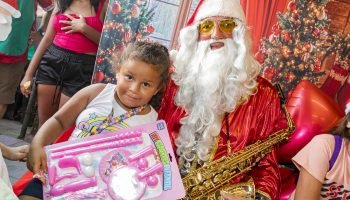 Centenas de crianças recebem presentes arrecadados pela Portos do Paraná