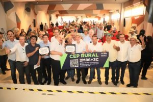 Primeira placa de CEP Rural entregue simbolicamente em Cascavel. — Foto: Governo