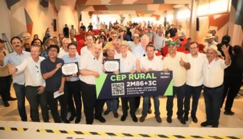 Primeira placa de CEP Rural entregue simbolicamente em Cascavel. — Foto: Governo