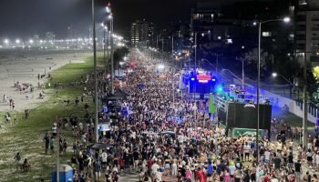 Trio elétrico em desfile durante Carnaval — Foto: Governo do Paraná
