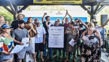 Governo entrega regularização fundiária a moradores da Ilha do Mel