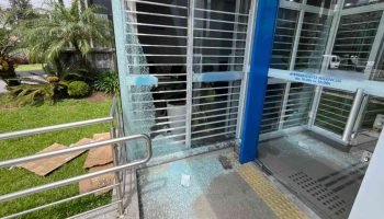 Dupla quebra fachada e assalta banco em Curitiba