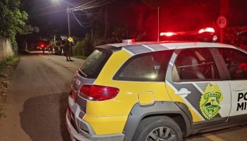 Mãe encontra dois filhos mortos em casa em Curitiba