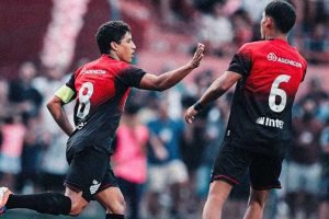 Meia João Cruz supera gripe, marca gol e recebe elogios do técnico