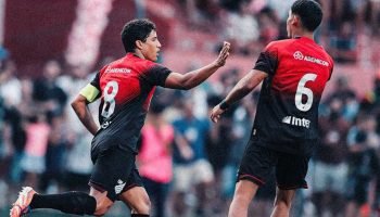 Meia João Cruz supera gripe, marca gol e recebe elogios do técnico