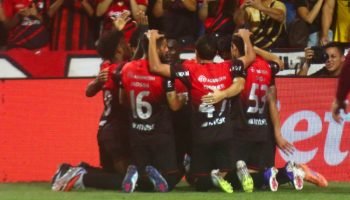 jogadores-do-athletico-pr-comemoram-gol-750x450-1