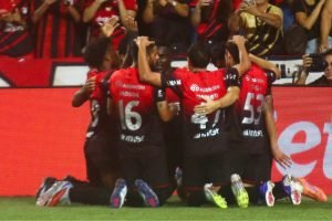 Athletico-PR celebra vitória sobre o Santos na Arena da Baixada — Foto: Carregan
