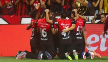 Athletico-PR celebra vitória sobre o Santos na Arena da Baixada — Foto: Carregan