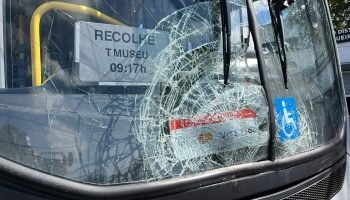 Jovem de 20 anos é atropelado por ônibus ligeirinho enquanto usa celular em canaleta de Curitiba