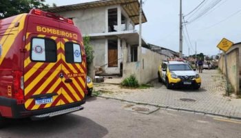 Adolescente com moto furtada tenta agredir policial e acaba baleado em Curitiba
