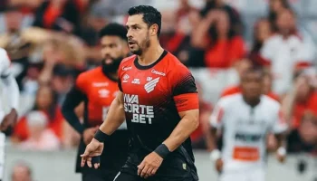 Acesso à Série A mantém Giuliano no Athletico, mesmo com poucos minutos em campo