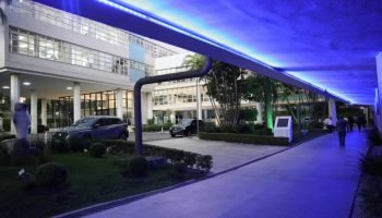 Alep ilumina fachada do Plenário para causas humanitárias e de saúde