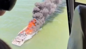 Lancha de luxo pega fogo e afunda no litoral do Paraná