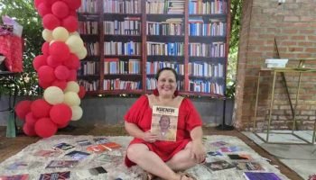 Leitora de Foz do Iguaçu recebe 40 livros ao completar 40 anos, celebrando a leitura