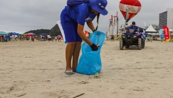 Sanepar treina profissionais de limpeza de praias