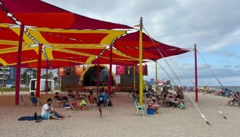 Veranistas do interior viajam horas para aproveitar litoral paranaense