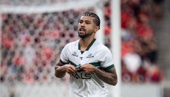 Lucas Ronier recebe elogios do técnico do Coritiba após decisão no Atletiba