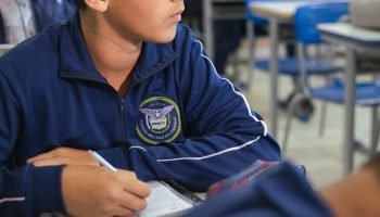 Modelo cívico-militar destaca-se entre programas educacionais de sucesso no Paraná