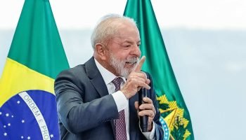 Lula critica bombardeios dos EUA na Venezuela em artigo no NYT