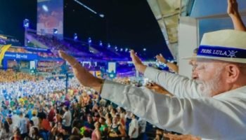 Foto: Lula presenciou a homenagem da escola de samba (Foto: Ricardo Stuckert / r