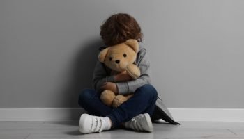 Mãe é presa após confessar cortar virilha do filho para evitar abuso