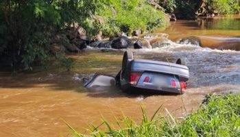 Mãe morre e três filhas ficam feridas após carro cair em rio no Paraná