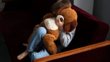 Mãe de 36 anos é presa por vender fotos explícitas de filhos de 2 e 9 anos na internet