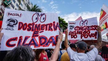 Manifestantes protestam contra PL da Dosimetria em Curitiba