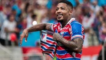 Athletico faz proposta e busca vantagem na disputa por atacante Marinho