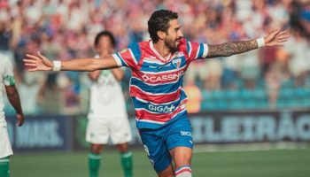 Coritiba avalia contratação de atacante Martín Lucero, destaque do Fortaleza