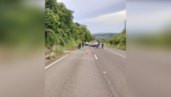 Mulher de 19 anos morre após bater motocicleta contra barranco de rocha no Paraná