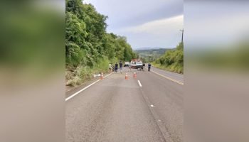 Mulher de 19 anos morre após bater motocicleta contra barranco de rocha no Paraná