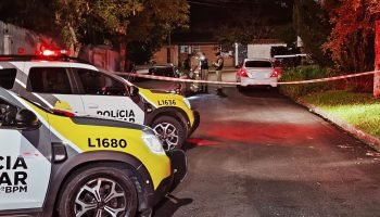 Moradores ouvem tiros e encontram motorista de aplicativo morto dentro de carro