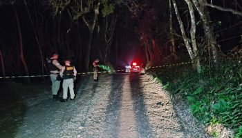 Motorista de BMW bate em viatura e morre após confronto com PM em Curitiba