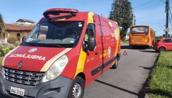 Mulher fica em estado grave após ser atropelada por ônibus na manhã de domingo