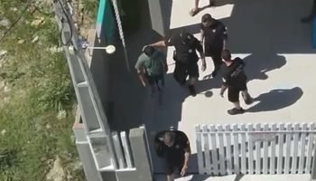 Mulher se tranca no banheiro para fugir de agressões do companheiro e homem é preso