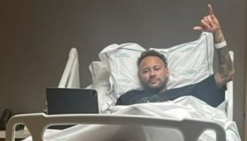 Neymar realiza cirurgia no joelho e pode ficar até três meses sem jogar
