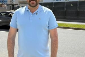 Deputado Federal Geraldo Mendes em frente às obras do novo hospital
