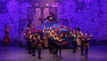 Montagem do Teatro Guaíra emociona plateia lotada na primeira apresentação