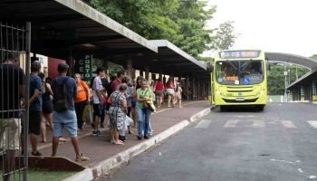 Ônibus em Foz do Iguaçu durante o carnaval. — Foto: H2FOZ