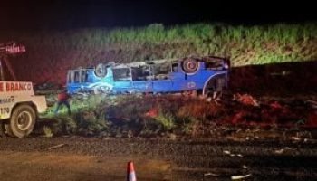 Tombamento do ônibus em trecho da BR-153, local do acidente